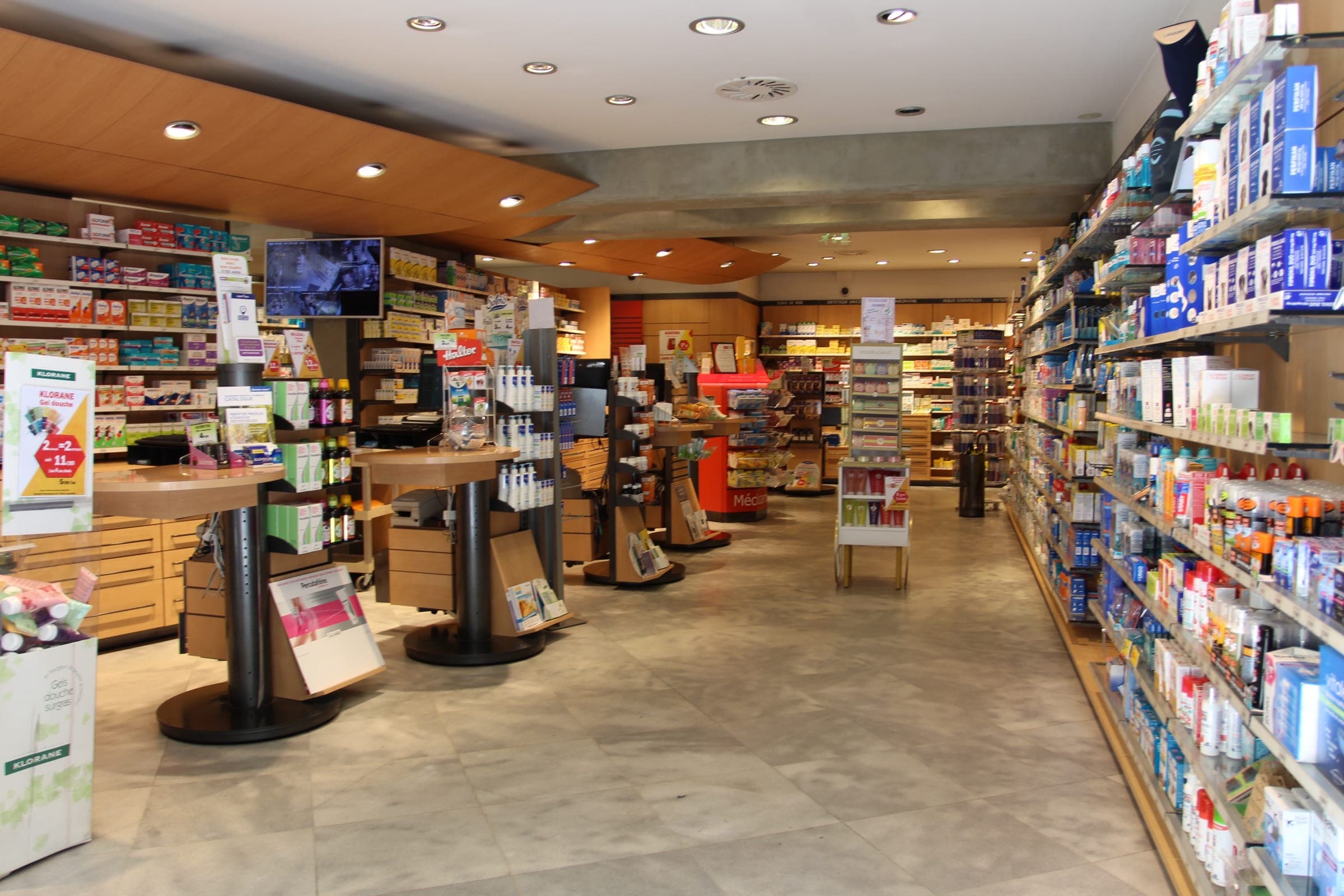 L'intérieur lumineux de la Grande Pharmacie de l'Ouest Lyonnais